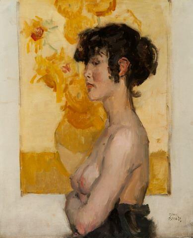 Een halfnaakte vrouw staat in zijprofiel voor een schilderij van zonnebloemen.
