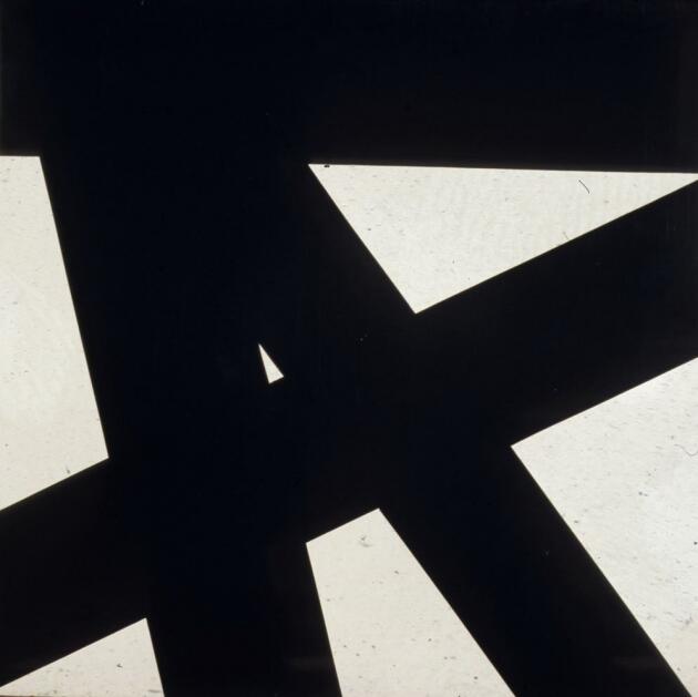 Een schilderij van zwarte dikke lijnen over lichtgrijs papier. De lijnen lijken onder andere een hoofdletter A te vormen.