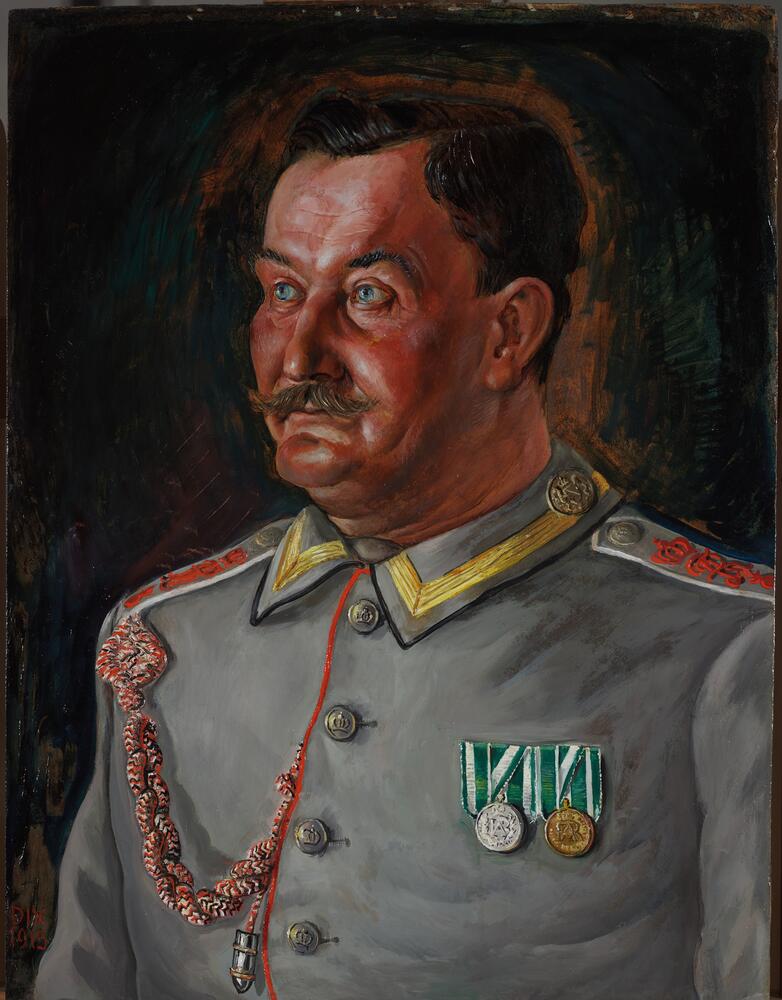 Portret van Bruno Alexander Roscher, in een instructieofficier met rood aangeslagen hoofd.