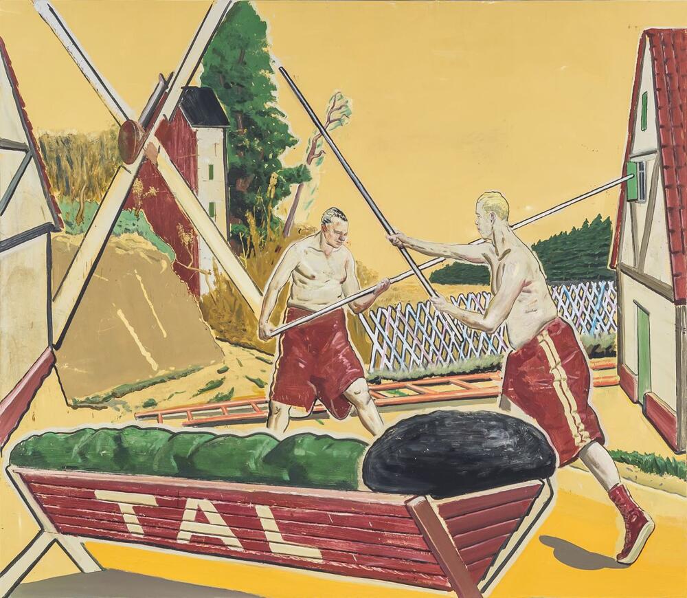 Schildering van twee mannen in rode sportbroeken die met lange stokken tegenover elkaar staan, alsof ze een gevecht of spel uitvoeren. Ze bevinden zich in een gestileerd landschap met windmolens, een rood-wit gebouw, een hek en een grote rode boot op de voorgrond.