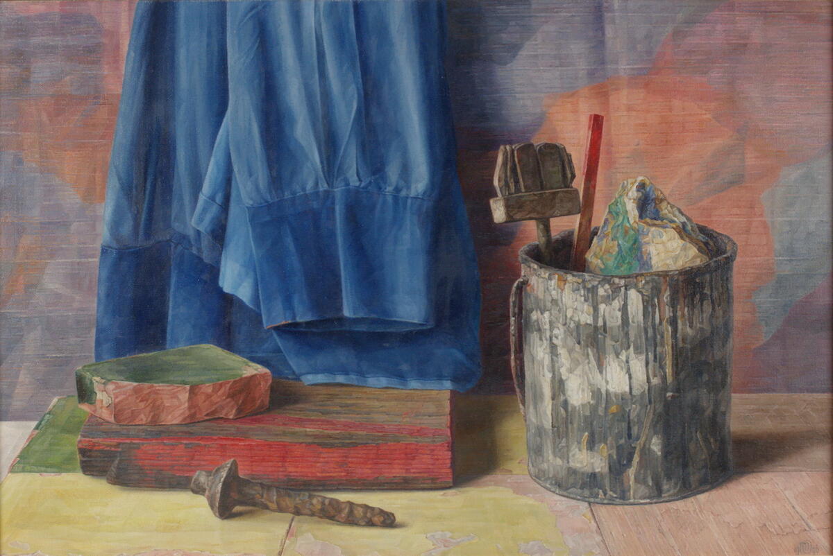 Een schilderij van Marri Oosterholt van een blauwe schilderskiel met daaroor een tafel waar een grijze verfbus vol kwasten op staat met wat andere alledaagse voorwerpen.
