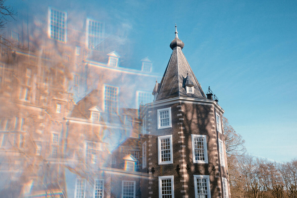 Een kunstzinnige foto van een toren van Ksteel net Nijehuis met weerspiegelingen.