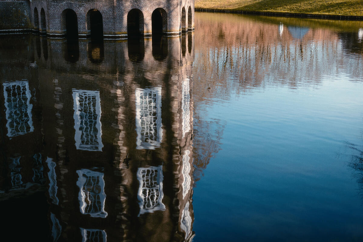 Weerspiegeling van Kasteel het Nijenhuis in het water.