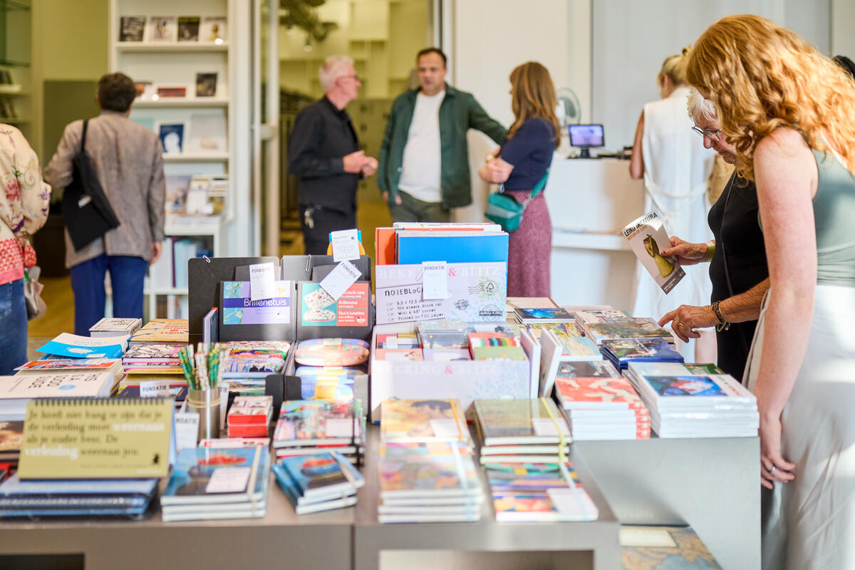 Een tafel vol boeken staat in de museumwinkel. 
