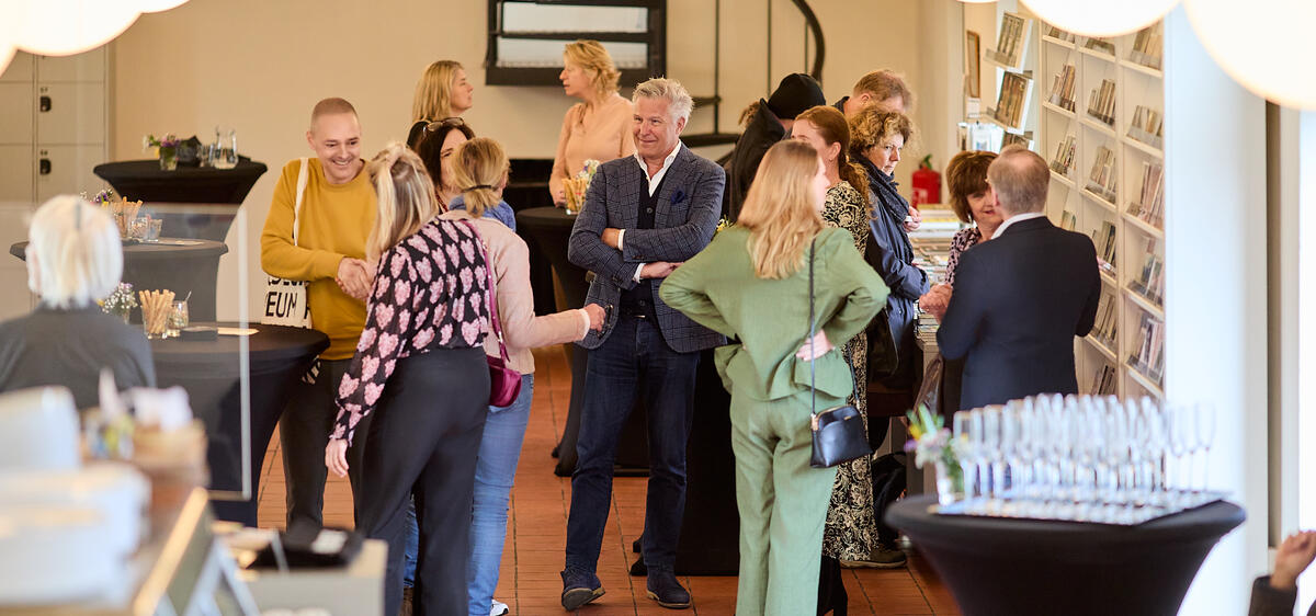 Mensen staan te praten in het caf&eacute; van Kasteel het Nijenhuis. 