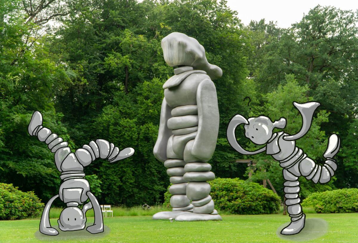 Het grote standbeeld van Mikkel staat op gras omringd met weelderig groen. Twee getekende Mikkels staan er naast. Op een tekening doet Mikkel een handstand. Op de ander kijkt hij vragend naar zichzelf.