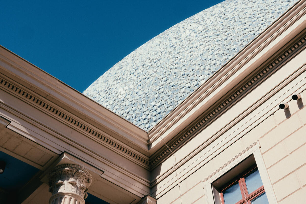 Een detail van het gebouw van Museum de Fundatie van de pilaren en de ovale koepel op het dak.
