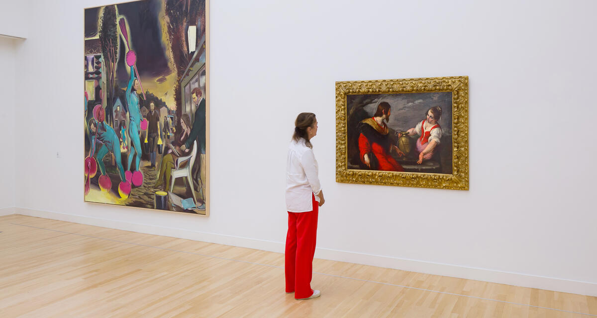 Een bezoeker staat bij een schilderij genaamd Christus en de Samaritaanse vrouw bij de bron (1635). Het museum betaalt de erfgenamen een bedrag van &euro; 200.000,- als volledige vergoeding voor het door de nazi-vervolging veroorzaakte verlies van dit schilderij. 