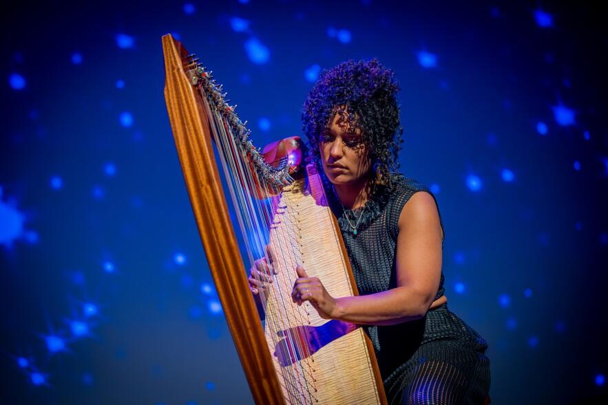 Indra Diallo speelt de harp. 