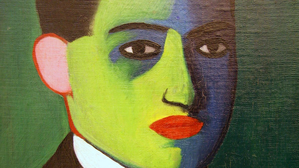 Close-up van een kleurrijk, geschilderd portret van een gezicht. Het gezicht is verdeeld in felle kleurvlakken, met onder andere groen, blauw, paars en rood.