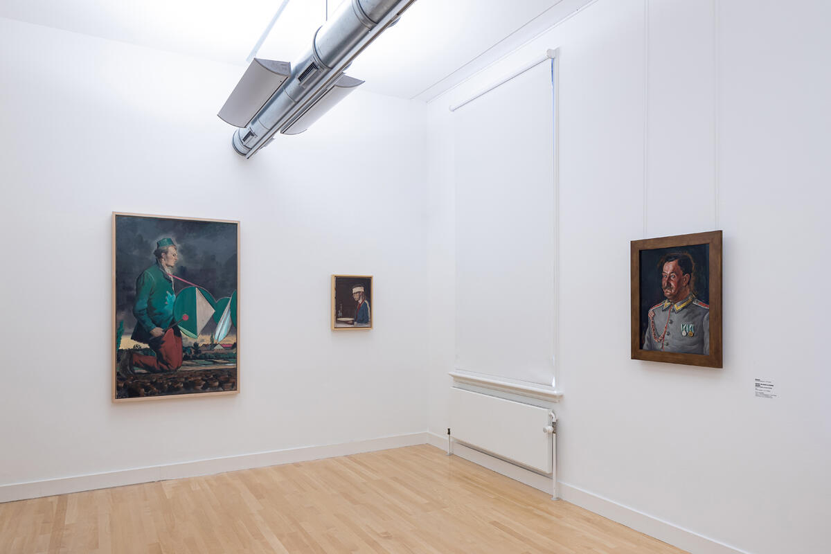 Het schilderij portret van Bruno Alexander Roscher hangt aan de muur bij de Fundatie. Het schilderij is van een instructieofficier met een rood aangeslagen hoofd.