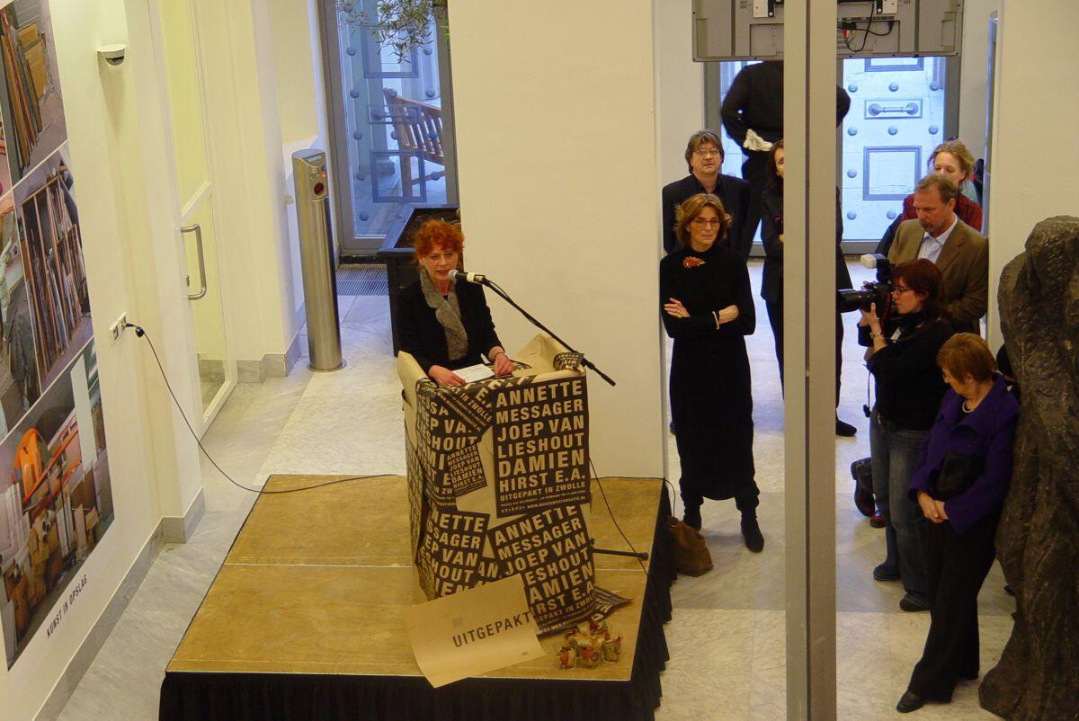 Agnes Grondman bij een opening in Museum de Fundatie Zwolle, 2006
