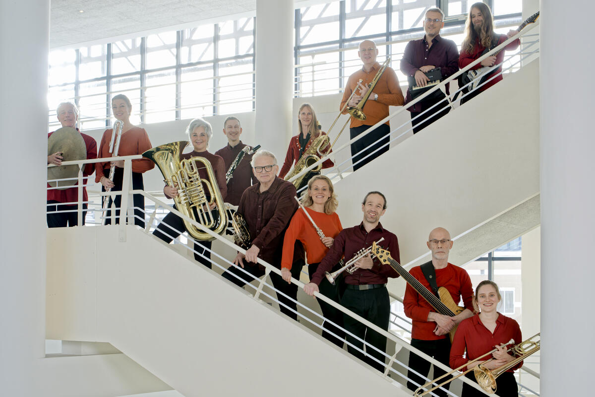 Groep Orkest de Ereprijs op een trap