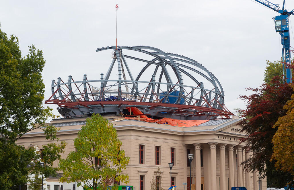 De wolk op het dak van Museum de Fundatie Zwolle in aanbouw