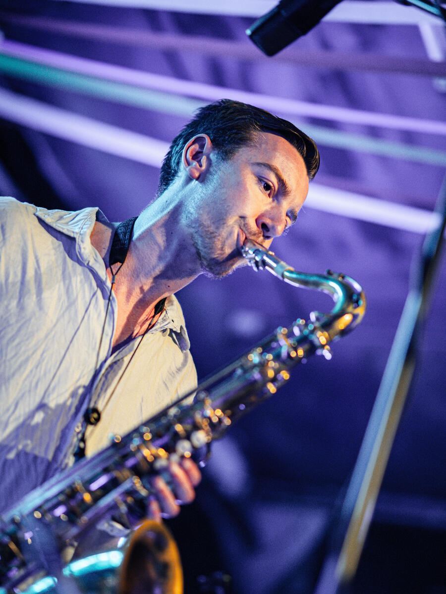 Luuk de Vries die de saxofoon bespeelt