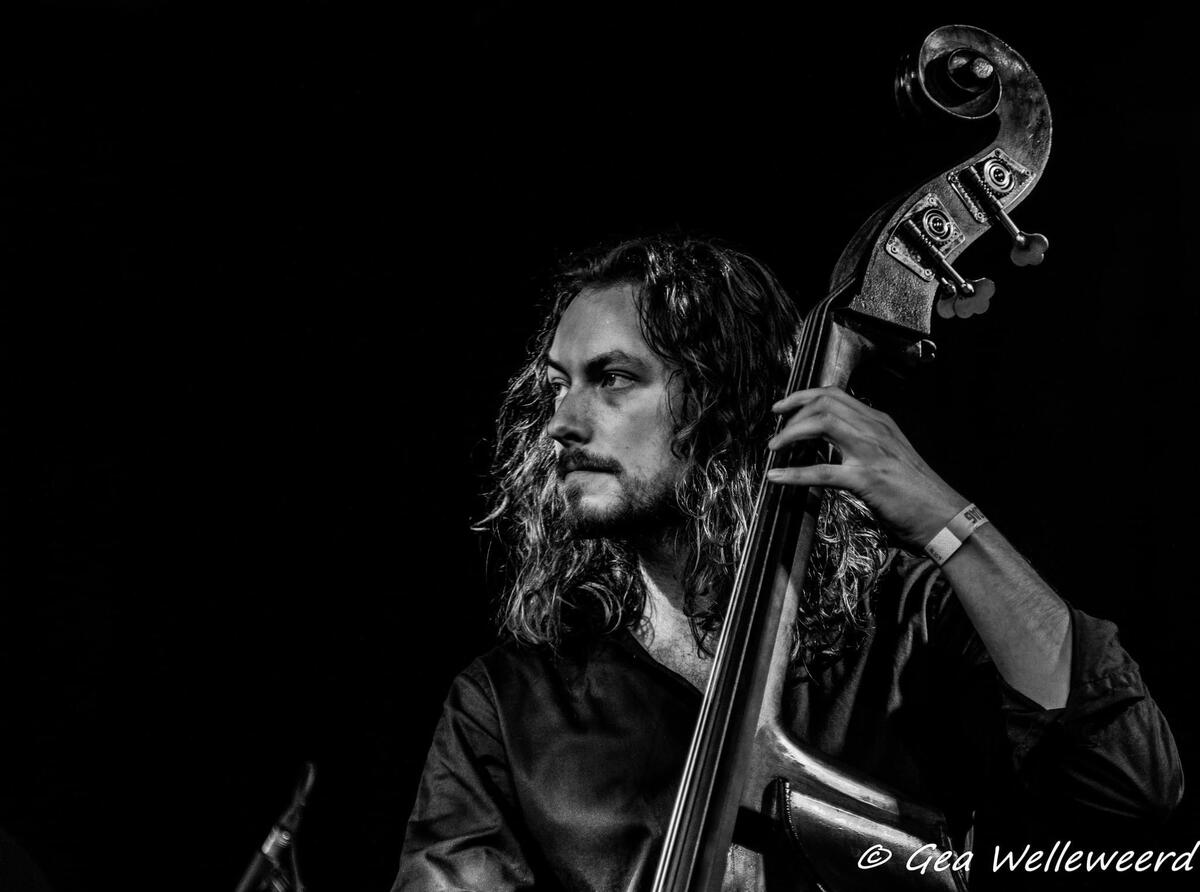 bassist Remco van Vugt met instrument