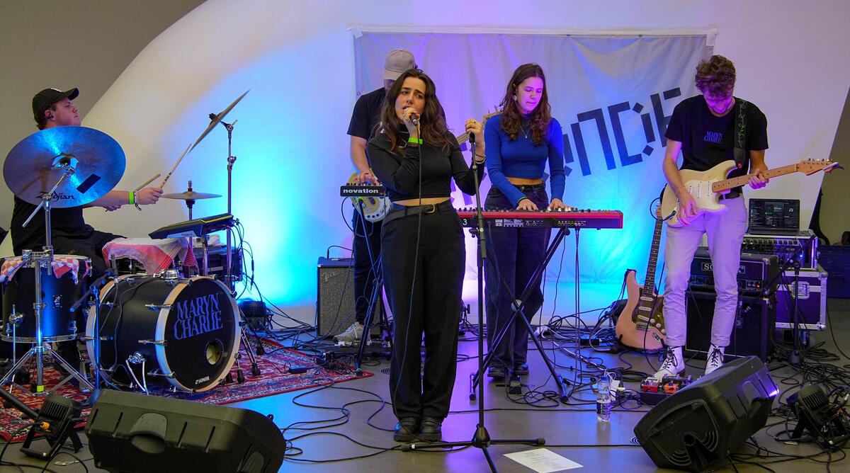 Popronde 2025, band met blauw licht