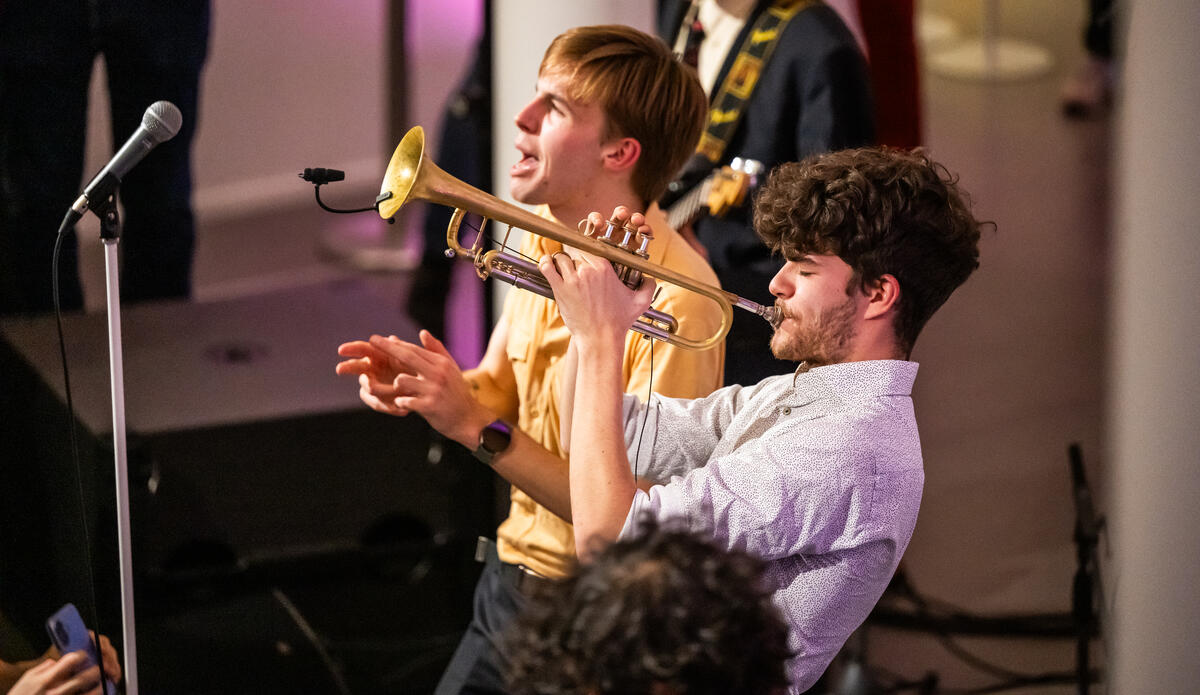 Popronde 2025, man met blaasinstrument