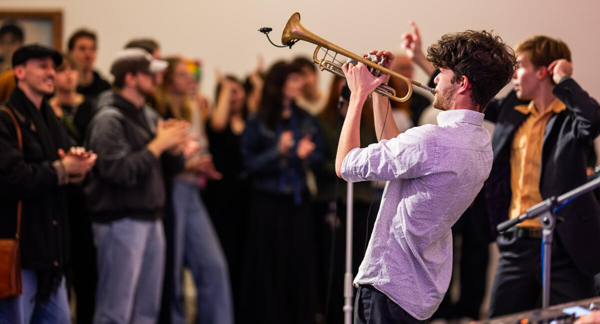 Popronde 2025, man met blaasinstrument