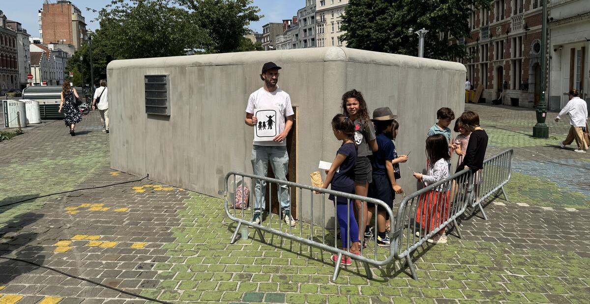 Kinderen die wachten in de rij voor de kidsrave