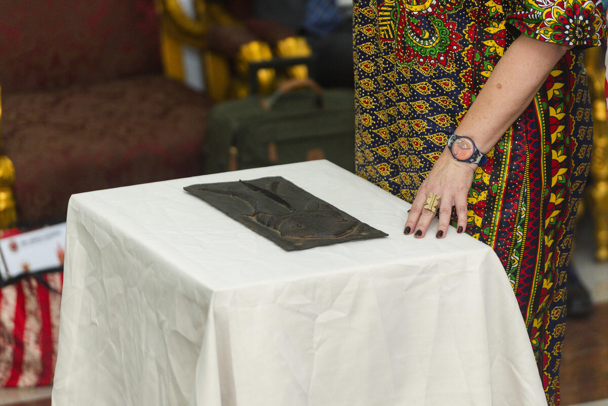 Beatrice von Bormann mit einer Bronzetafel aus Benin