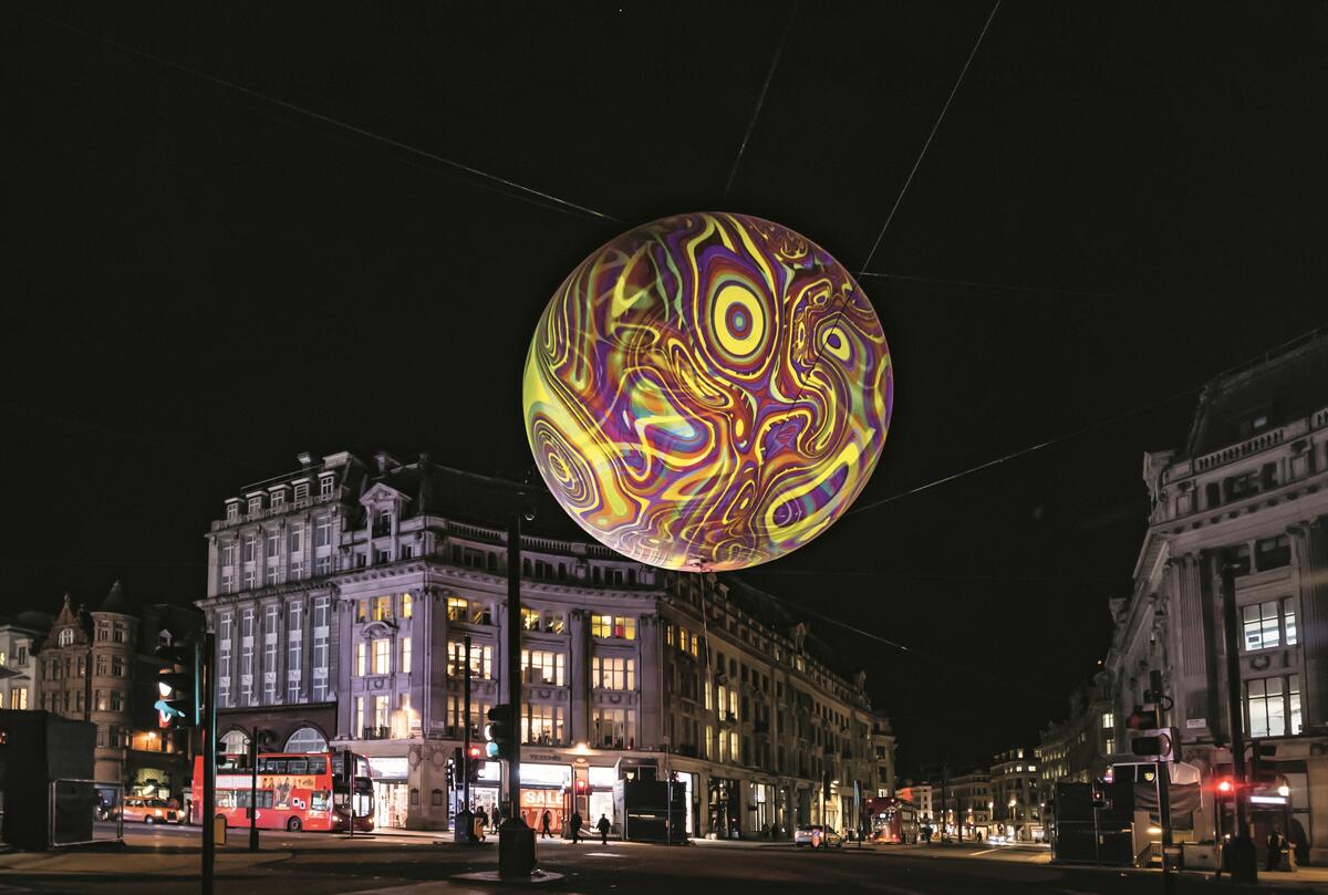 Kleurrijke projectie van Miguel Chevalier op een hangende bol