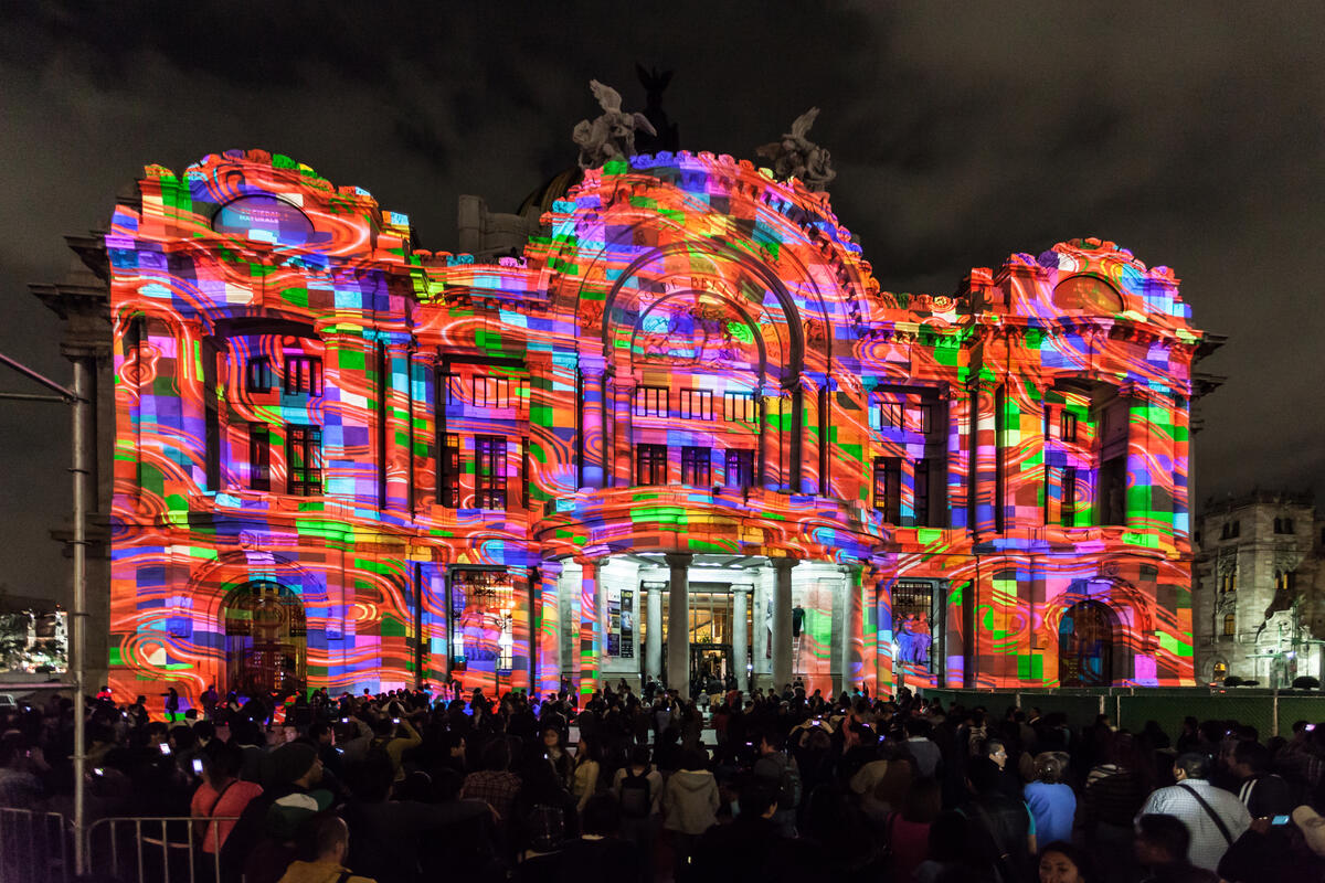 Kleurrijke projectie van Miguel Chevalier op Mexico city museo