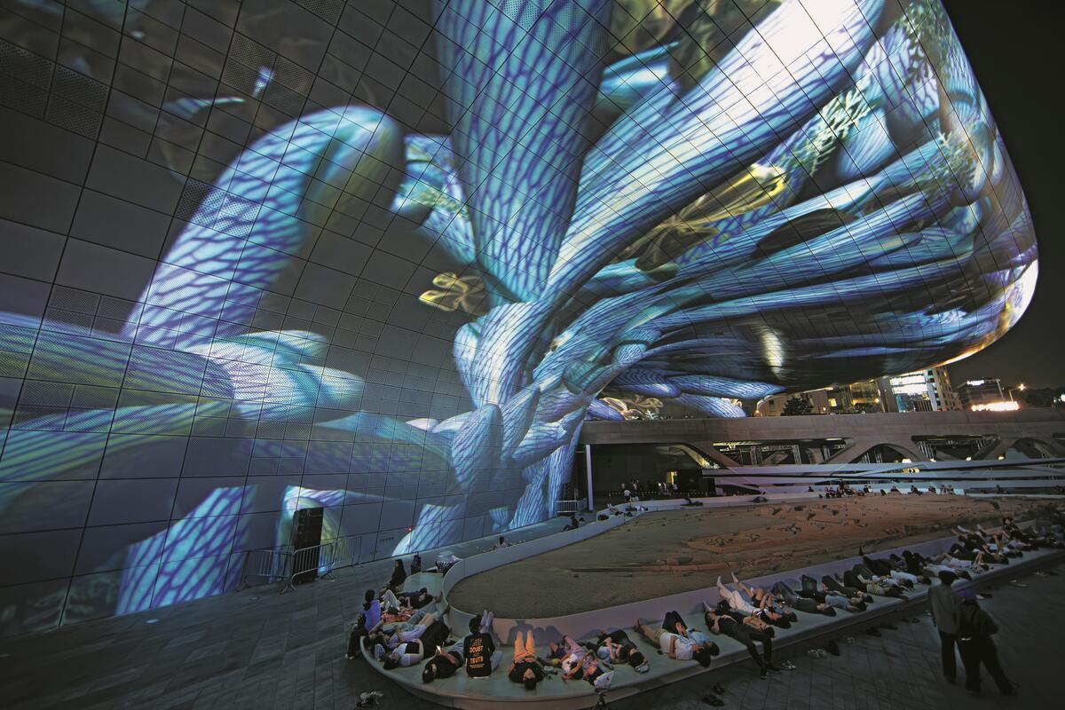 blauwe projectie van Miguel Chevalier op een gebouw in Seoul