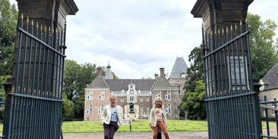 twee kinderen bij de poort van Museum de fundatie heino