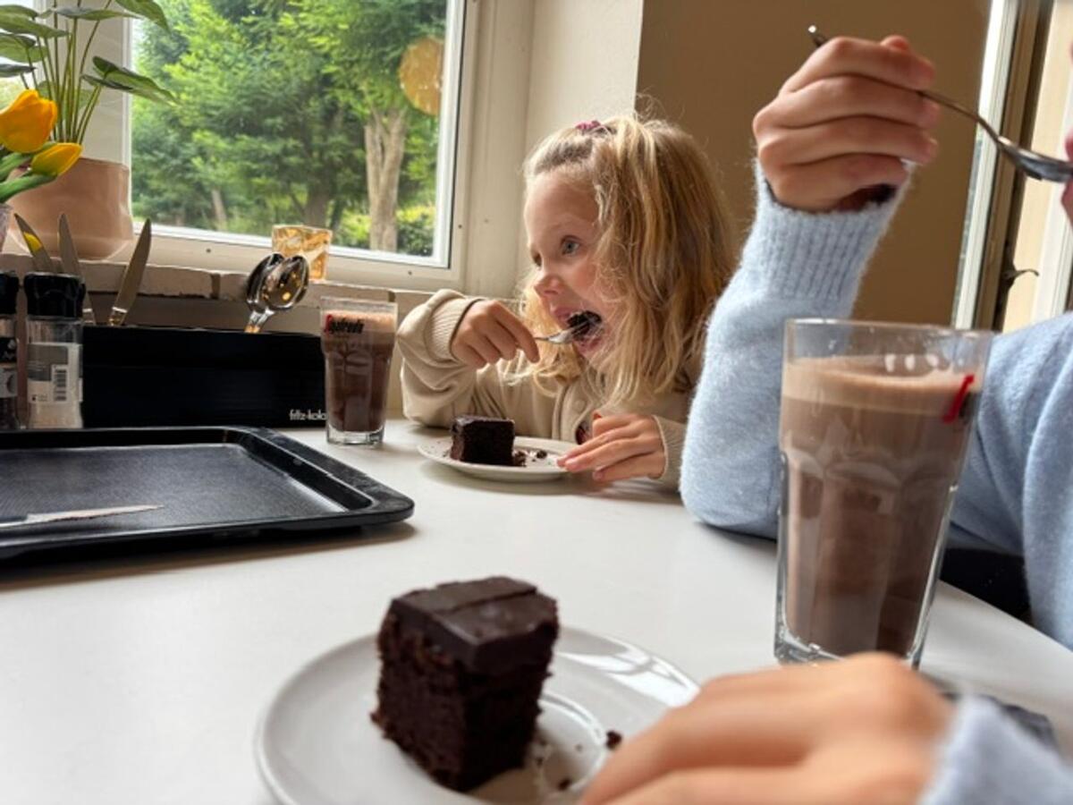 een kind die in het museumcafe van museum de fundatie heino een gebakje eet