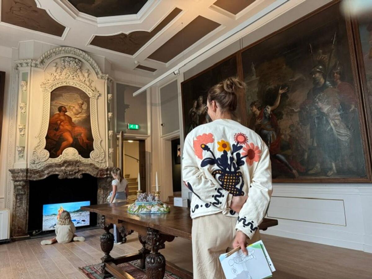 een kind kijkend naar de kunst in kasteel het nijenhuis