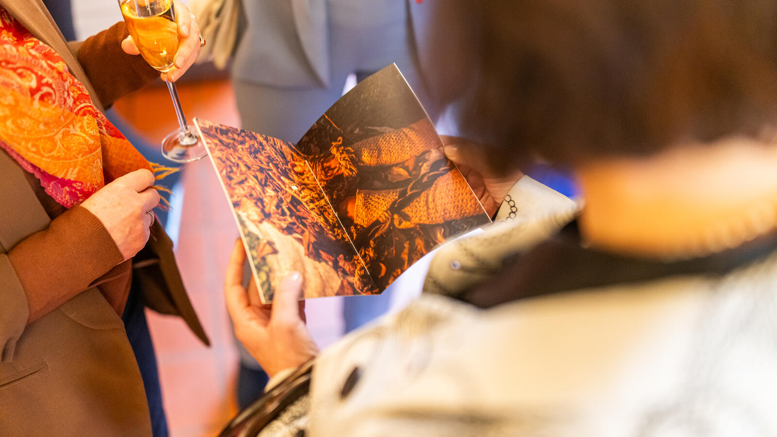 Een bezoeker bladert door een boek van een van de kunstenaars.