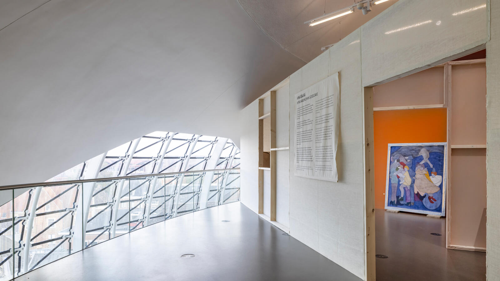Op de bovenste verdieping van de Fundatie staat een tentoonstelling opzet van hout en lichte doeken. Het grote ovale raam is zichtbaar op de foto aan de linkerkant.