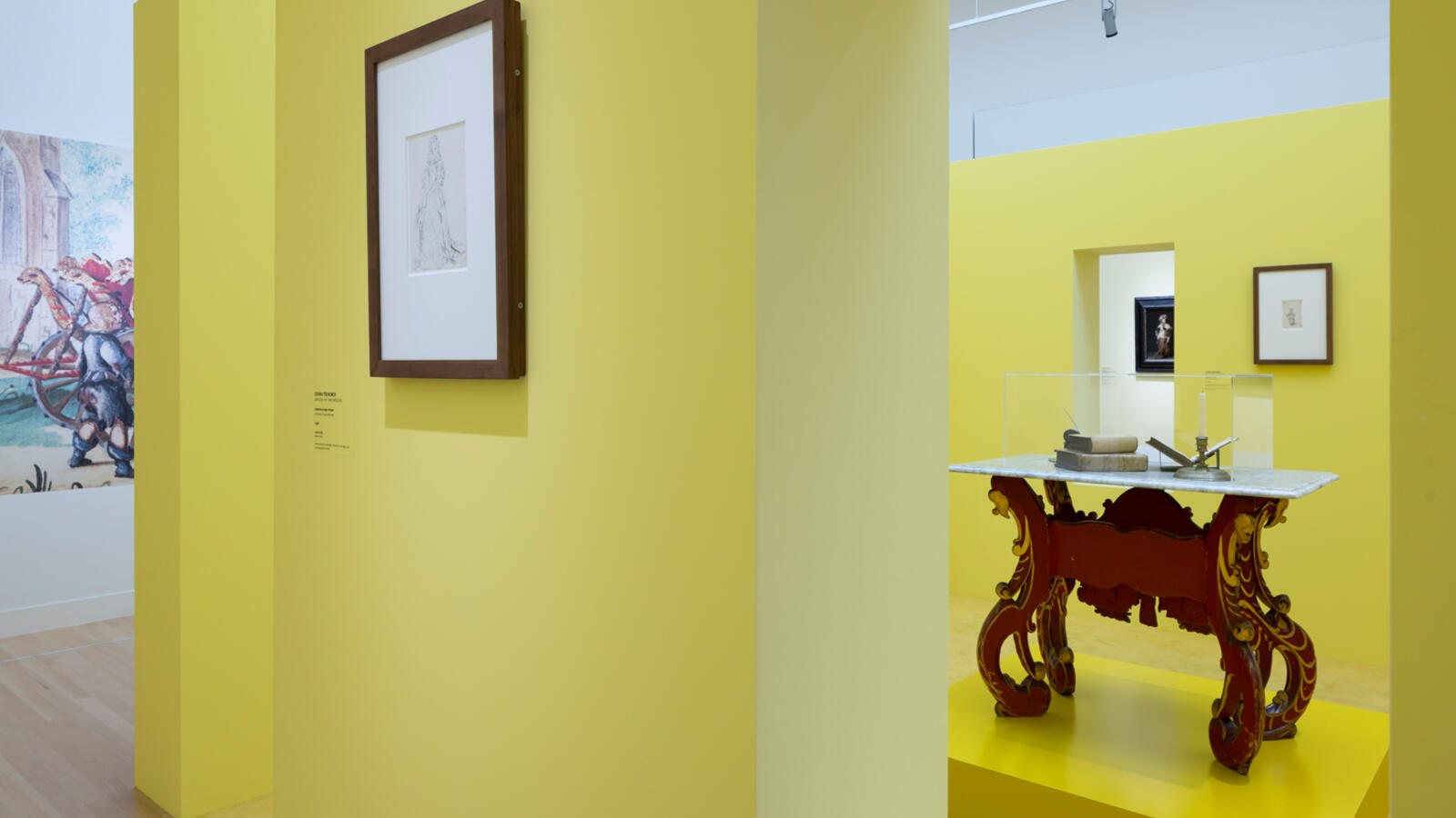 Met gele schotten is een extra ruimte gecre&euml;erd in de tentoonstellingsruimte. In deze gele ruimte, op een geel podium, staat een antieke tafel. Aan de gele muren hangen tekeningen van de familie Ter Borch.