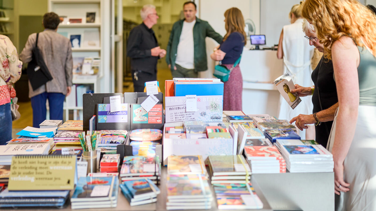 Een tafel vol boeken staat in de museumwinkel. 