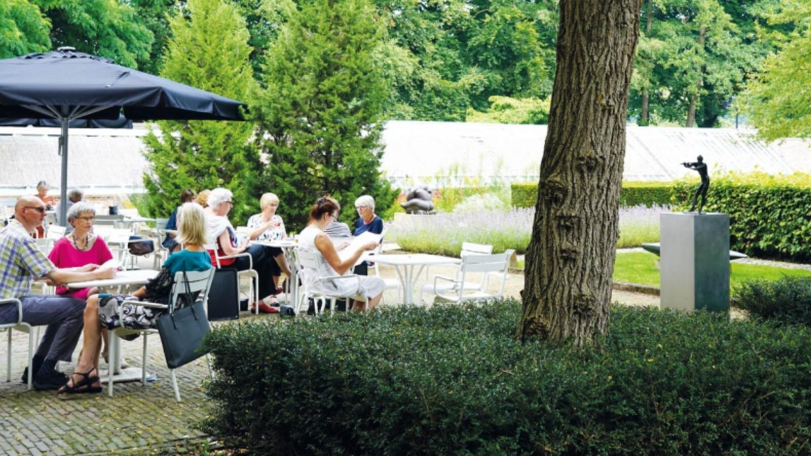 Een groen terras bij Kasteel het Nijenhuis.