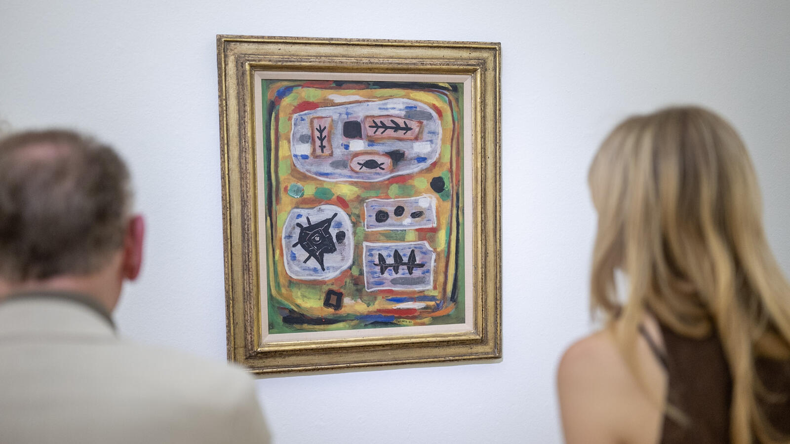Een over de rug foto van twee mensen die kijken naar een kunstwerk uit de tentoonstelling Cremer in Context
