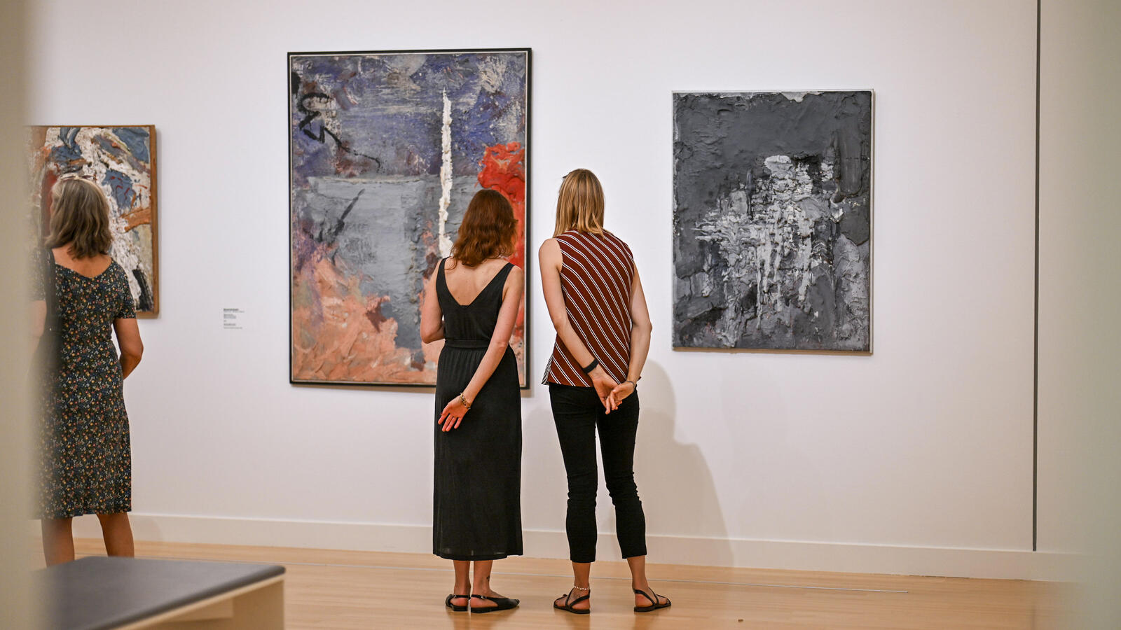 twee werken uit de tentoonstelling Cremer in context met daarvoor twee mensen die er naar staan te kijken