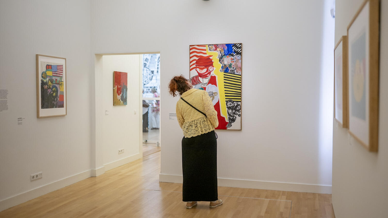 En werk uit de tentoonstelling Cremer in context met iemand die er naar staat te kijken