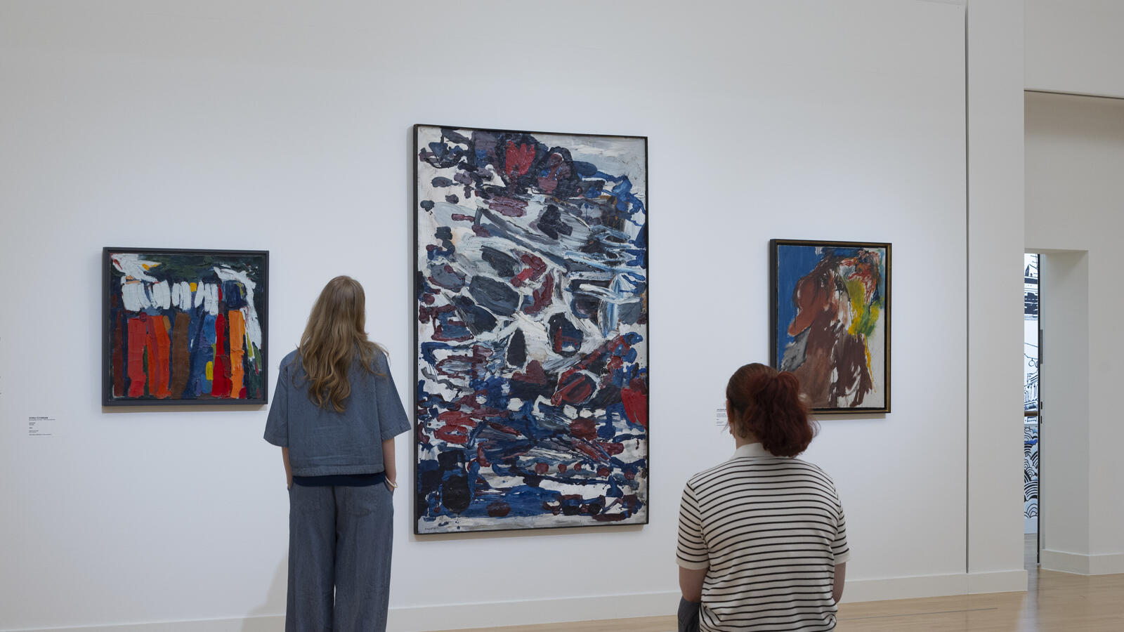 drie werken van de tentoonstelling Cremer in Context waarbij twee mensen naar de werken kijken