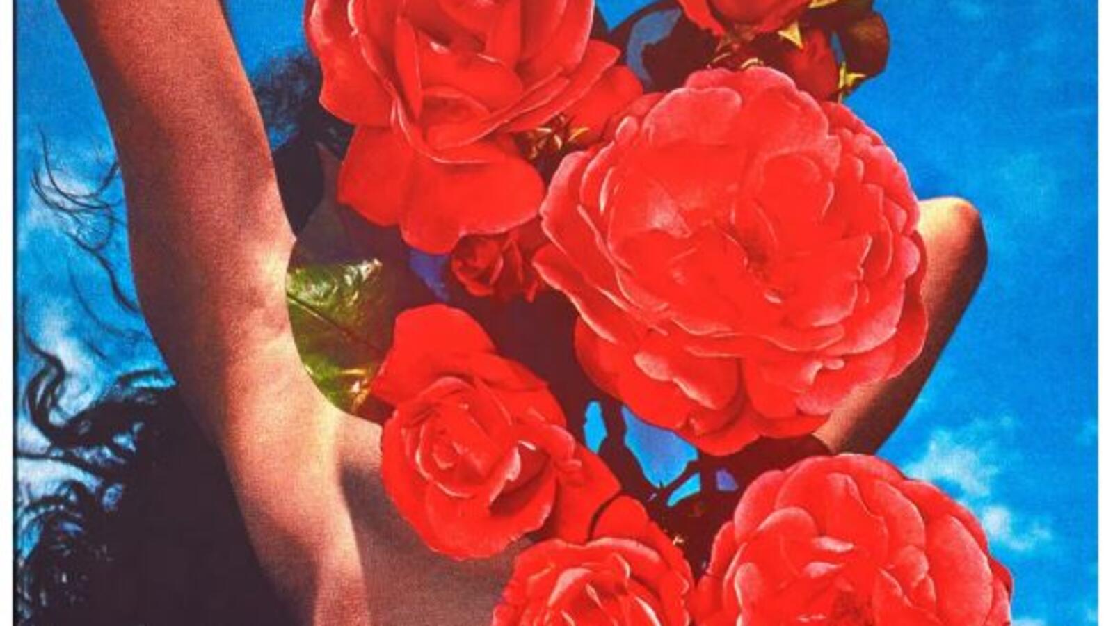 Collage von Linder: blauer Himmel, davor eine nackte Frau, die von roten Rosen bedeckt ist