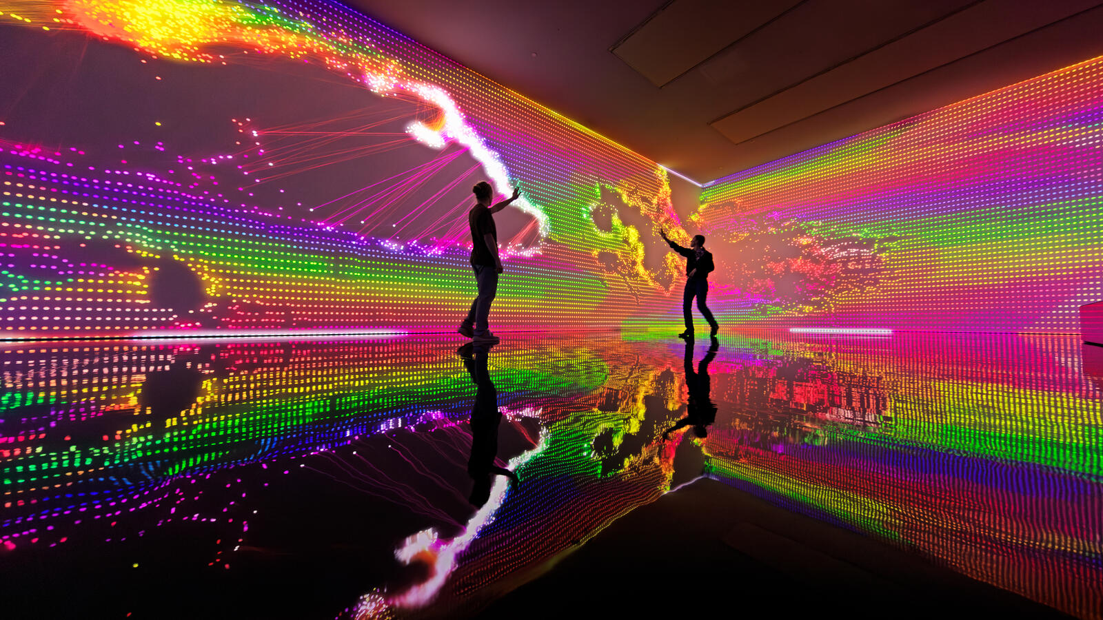 twee mensen in een interactief kunstwerk van Miguel Chevalier