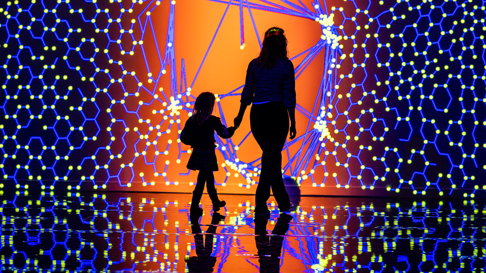 een kindje en een vrouw als silhouette in de tentoonstelling Digital by Nature voor een digitale installatie