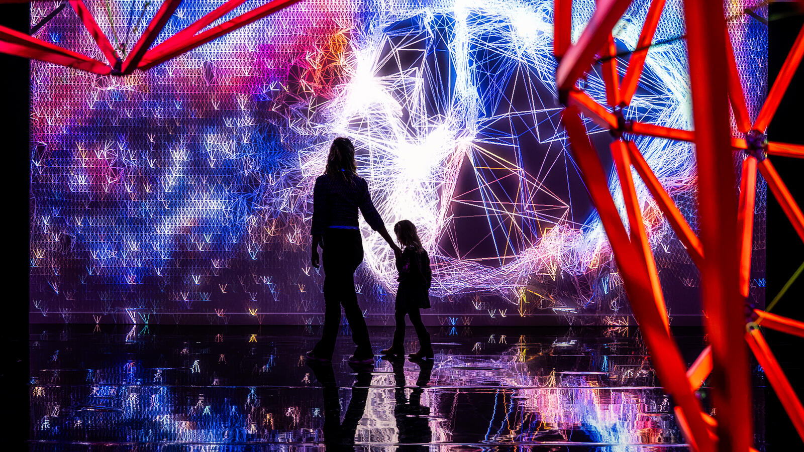 Een kindje en een vrouw als silhouette in de tentoonstelling Digital by Nature voor een digitale installatie
