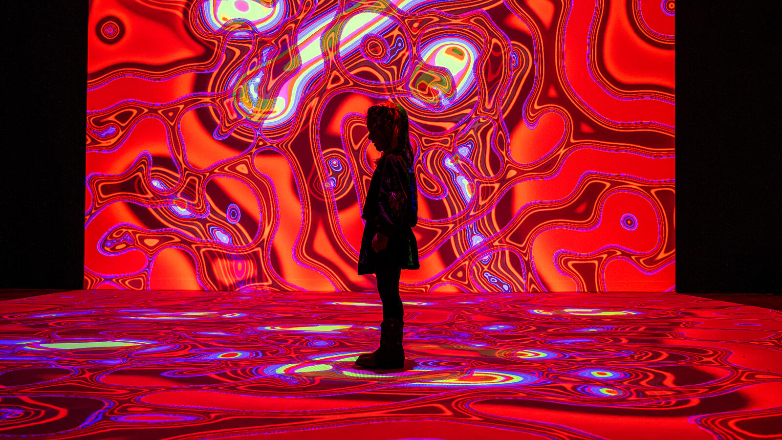 een kindje als silhouette in de tentoonstelling Digital by Nature voor een digitale installatie