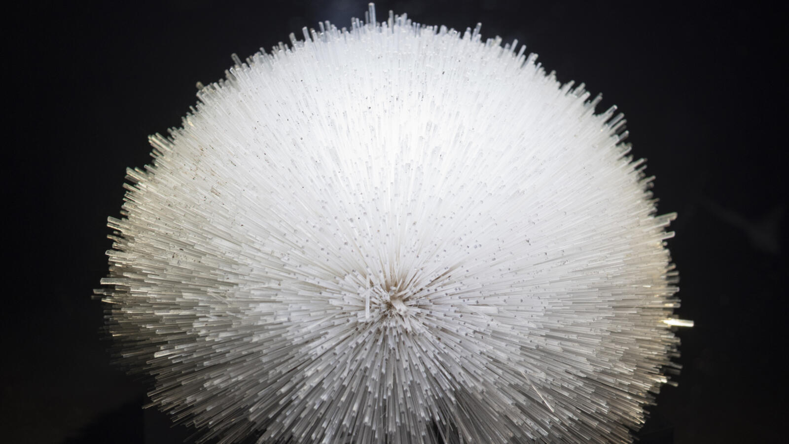 een kristal in de tentoonstelling Digital by Nature