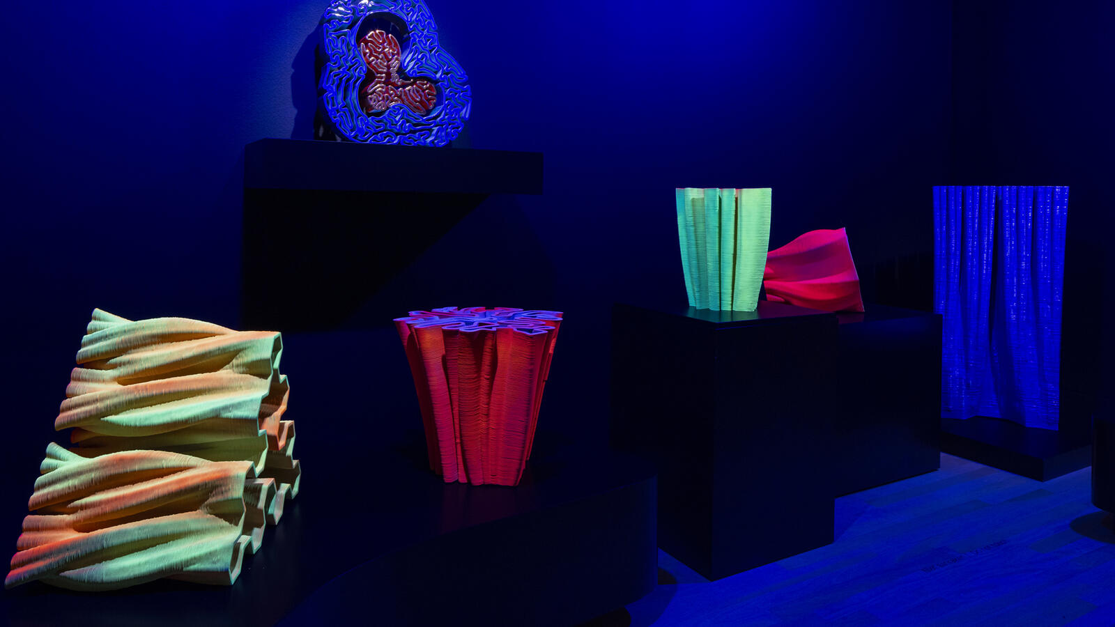 glow in the dark 3d werken van Miguel Chevalier in een blacklight kamer