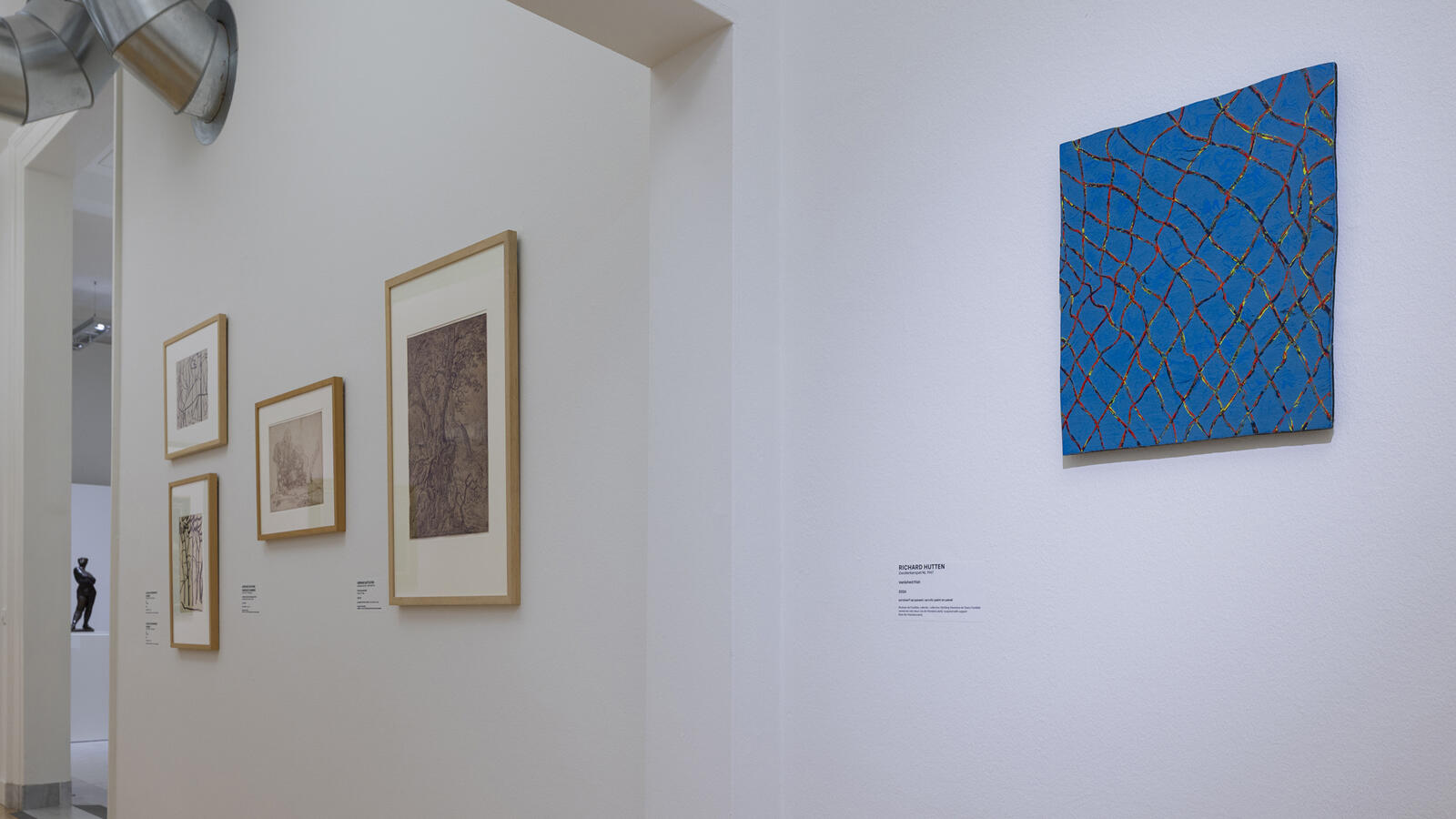collectie schilderijen op een witte muur