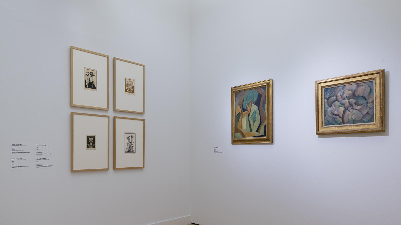 collectie schilderijen op een witte muur