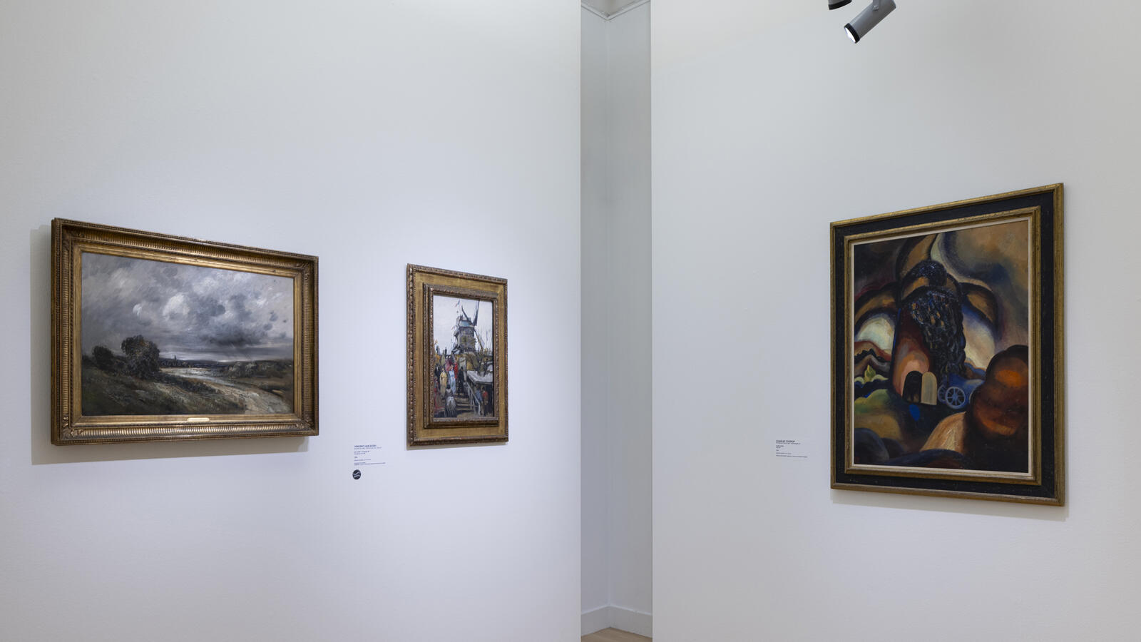 3 schilderijen op witte muren van de collectie